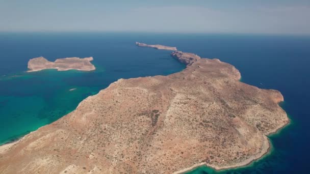 Hava görüntüsü. Girit adasının güzel manzarası, bir yaz gününde dağlar ve deniz.. — Stok video