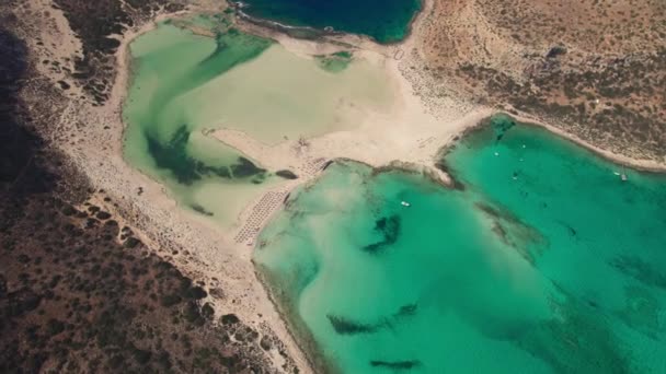 Vista aérea. La hermosa bahía de Balos en la isla griega de Creta. Magníficas vistas panorámicas de los acantilados, la playa y el mar azul. — Vídeo de stock