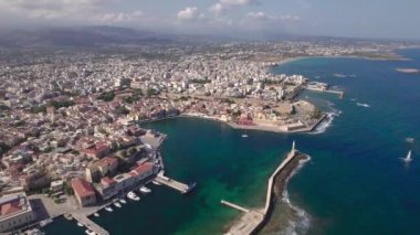 Hava görüntüsü. Girit Adası 'ndaki Chania şehrinin tarihi kısmı. Akdeniz 'de büyüleyici bir sahil kasabası..