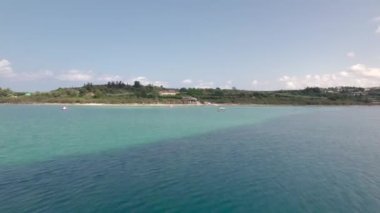 Hava görüntüsü. Kournas adasında kiralık katamaranlar. Turist suyu aktiviteleri.