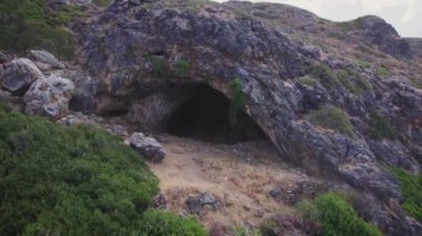 Hava görüntüsü. Dağda resim gibi bir mağara. Girit 'teki Andreas Mağarası.