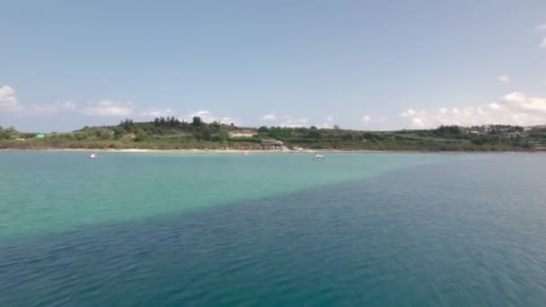 Widok z lotu ptaka. Wypożyczalnia katamaranów na wyspie Kournas. Turystyczna działalność wodna. — Wideo stockowe