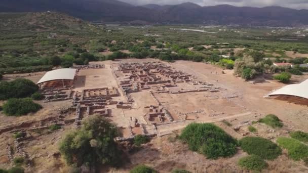 공중에서 본 모습. 고대 미노아 문명의 고고학적 유적. 미노아 궁전의 폐허는 크레타섬의 말리아 시에서 그리멀지 않은 곳에 있다. — 비디오