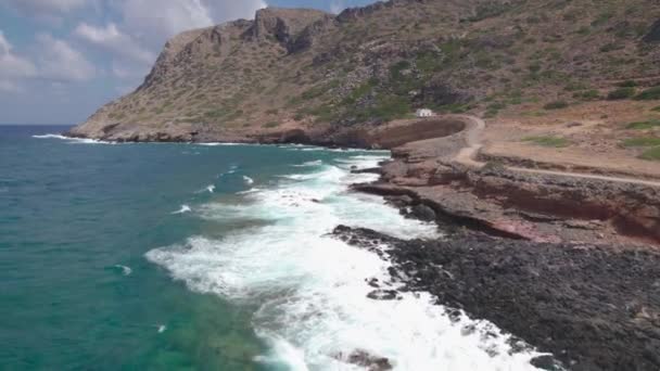 Letecký pohled. Atmosférické moře s horami a skalami. Silné vlny narážejí na břeh. — Stock video