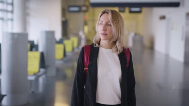 Attraktive junge Frau am Flughafen. — Stockvideo