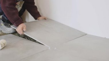 Usta porselen taş kiremitleri monte etmekle meşgul..