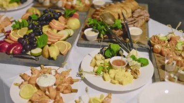 Lezzetli atıştırmalıkları olan profesyonel masa takımı. Etkinlik için yemek servisi.