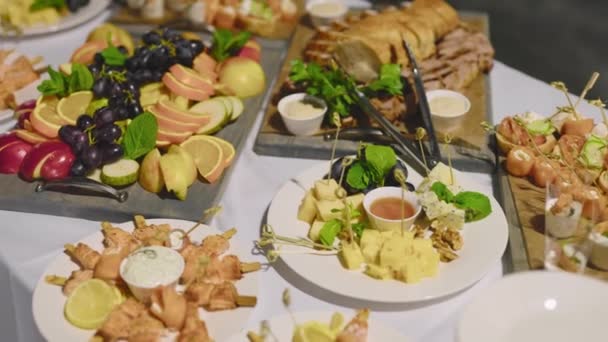 Apparecchiatura professionale della tavola con deliziosi spuntini. Servizio catering per l'evento. — Video Stock
