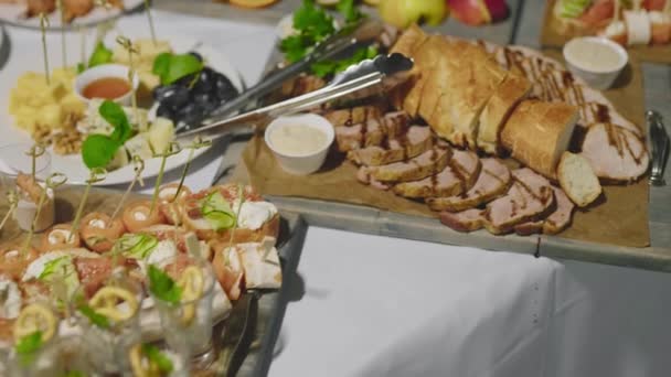 Vassoi snack su un grande tavolo. Buffet ad un evento sociale. — Video Stock