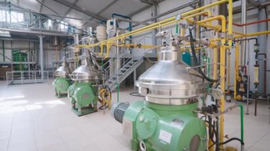 Karmaşık kimyasal işlemleri olan bir atölye. Tanklar ve boru hatları.