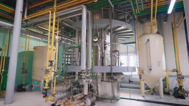 Shop of an industrial enterprise for the production of sunflower oil. The process of product refining takes place in special containers. — Stock Video