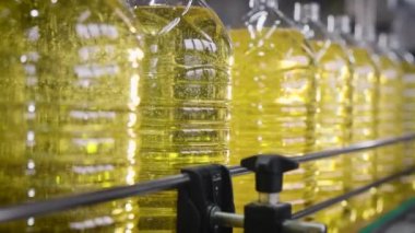 PET kaplarını ayçiçeği yağı ile doldurmak ve ambalaj için otomatik hat.
