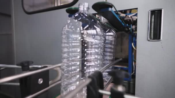 Automatische Linie zum Befüllen von 5-Liter-PET-Flaschen. — Stockvideo