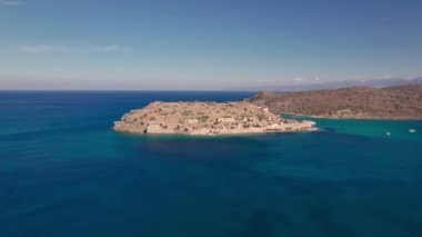 Hava görüntüsü. Girit kıyısındaki Spinalonga adası. Eski cüzzamlı kolonisi.