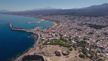 Hava görüntüsü. Girit adasındaki Rethymno kasabası. Şehrin tarihi kısmı ve liman..