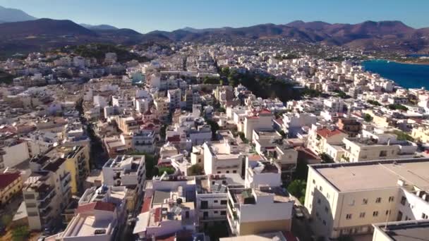 Fåglar blickar mot den grekiska staden Agios Nikolaos. En vacker europeisk Medelhavsstad. — Stockvideo