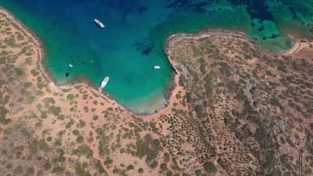 Widok z lotu ptaka. Wspaniałe widoki na malowniczą zatokę i plażę na Krecie — Wideo stockowe