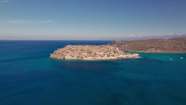 Vue aérienne. Île de Spinalonga au large des côtes de Crète. Ancienne colonie lépreuse. — Video