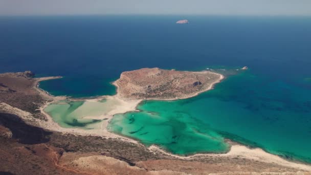 Vista aérea. La hermosa bahía de Balos en la isla griega de Creta. Magníficas vistas panorámicas de los acantilados, la playa y el mar azul. — Vídeo de stock