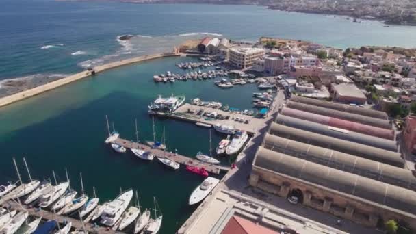 Hava görüntüsü. Girit Adası 'ndaki Chania şehrinin tarihi kısmı. Akdeniz 'de büyüleyici bir sahil kasabası.. — Stok video