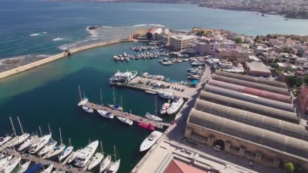 Flygfoto. Den historiska delen av staden Chania på ön Kreta. En charmig kuststad vid Medelhavet. — Stockvideo