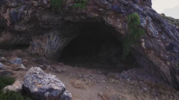 Vista aérea. Una pintoresca cueva en la montaña. Cueva de Andreas en Creta. — Vídeos de Stock