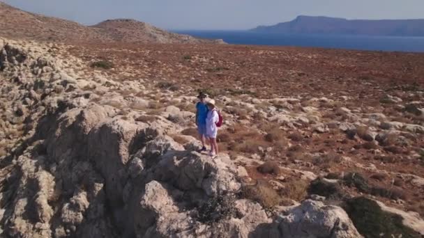 Letecký pohled. Muž a žena cestují po Středozemním moři. Pár v krásném místě s nádherným výhledem kolem. — Stock video