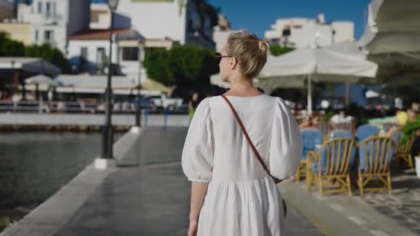 흰색 옷을 입은 매력적 인 젊은 여자가 유럽에서 휴가를 보내고 있다. 지중해의 매력적 인 도시. — 비디오