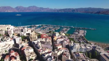 Yunanistan 'ın Agios Nikolaos kentinin kuş bakışı görüntüsü. Güzel bir Avrupa Akdeniz kenti.