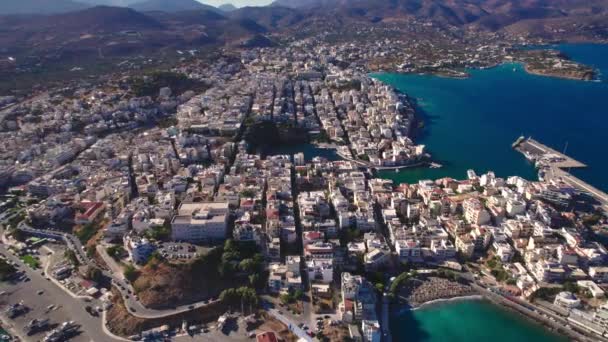 Uma visão de olhos de pássaros da cidade grega de Ágios Nikolaos. Uma bela cidade mediterrânica europeia. — Vídeo de Stock