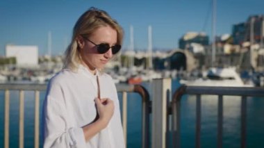 Beyaz elbiseli çekici genç bir kadın tatilini Avrupa 'da geçiriyor. Büyüleyici bir Akdeniz kasabası.