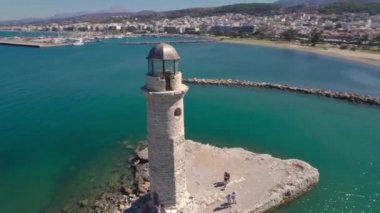 Hava görüntüsü. Girit adasındaki Rethymno kasabası. Eski limanda Venedik deniz feneri.
