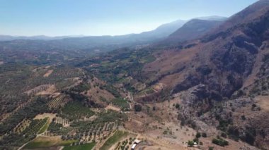 Hava görüntüsü. Girit 'in dağlık kesiminin güzel manzarasında zeytin ağaçları var..