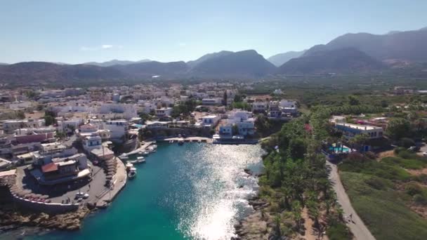 Vista aérea. Pueblo de Sisi en la isla de Creta. Un hermoso pueblo a orillas del mar Mediterráneo. — Vídeos de Stock