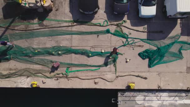 Luftaufnahme. Matrosen auf der Seebrücke demontieren Fischernetze. Fischereiindustrie — Stockvideo