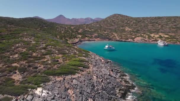 Flygfoto. Magnifik utsikt över den pittoreska viken och stranden på Kreta — Stockvideo