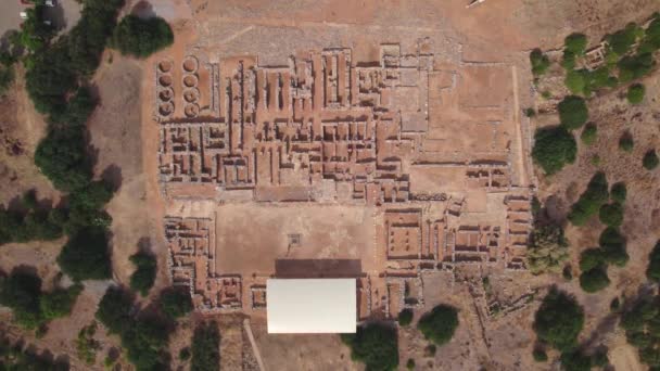 Hava görüntüsü. Antik Minos uygarlığının arkeolojik alanı. Minos Sarayı 'nın kalıntıları Girit Adası' ndaki Malia şehrinden çok uzak değil.. — Stok video