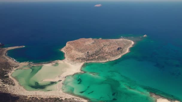 Vista aérea. La hermosa bahía de Balos en la isla griega de Creta. Magníficas vistas panorámicas de los acantilados, la playa y el mar azul. — Vídeo de stock