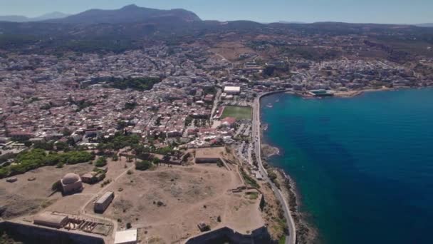 Luftaufnahme. Rethymno Stadt auf Kreta. Der historische Teil der Stadt und der Hafen. — Stockvideo
