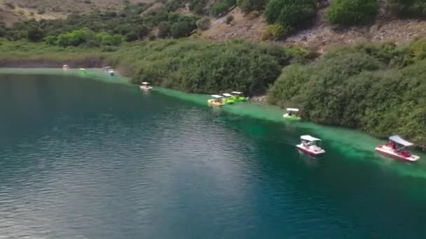 Luchtfoto 's. Verhuur catamarans op het eiland Kournas. Toeristische wateractiviteiten. — Stockvideo