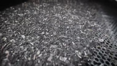 Ayçiçeği yağı üretimi için bir fabrikada. Titreşim tablosu tohumları ayıklamak ve safsızlıkları temizlemek için kullanılır..