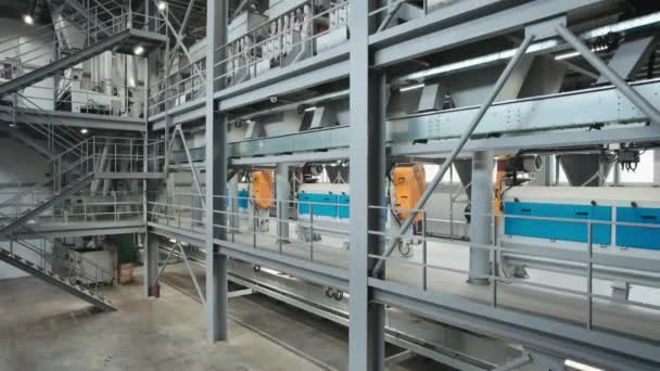 Een onderneming voor de productie van zonnebloemolie. In de werkplaats worden de doppen gescheiden van de pitten.. — Stockvideo