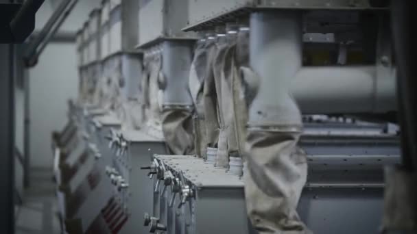 Séparateurs dans une grande usine industrielle. Broyage des graines de tournesol et séparation des écorces des grains. — Video