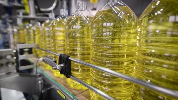 Línea automática de envasado y llenado de envases PET con aceite de girasol. — Vídeos de Stock