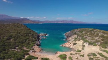 Hava görüntüsü. Çarpıcı deniz manzarası. Akdeniz ve Yunanistan 'ın Girit adası yazın.