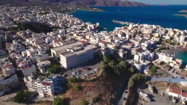 Yunanistan 'ın Agios Nikolaos kentinin kuş bakışı görüntüsü. Güzel bir Avrupa Akdeniz kenti.