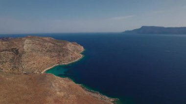 Hava görüntüsü. Girit adasının güzel manzarası, bir yaz gününde dağlar ve deniz..