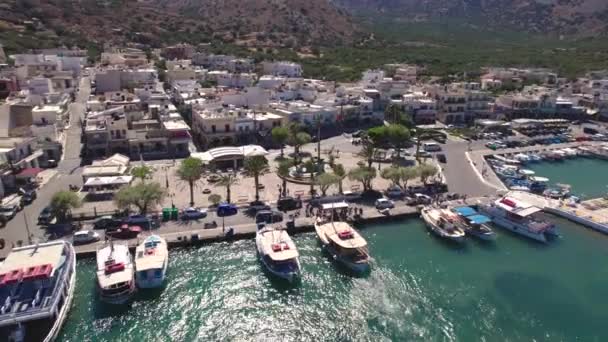 Elounda Creta. Vista aérea del puerto y la plaza central de la ciudad. — Vídeos de Stock