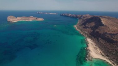 Hava görüntüsü. Girit adasının güzel manzarası, bir yaz gününde dağlar ve deniz..