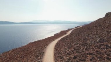 Hava görüntüsü. Balos Körfezi 'ndeki toprak yol ve park yeri..
